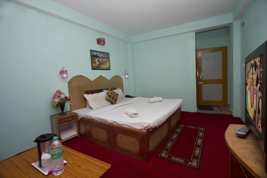 Hotel Ocean Inn Manāli Quarto foto